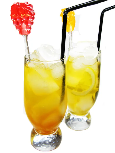 Фруктові холодні напої з лимоном — стокове фото