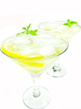 alkol likör limon ile kokteyl