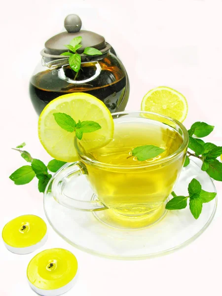 Φρούτα, κίτρινο τσάι με λεμόνι και δυόσμο — Φωτογραφία Αρχείου