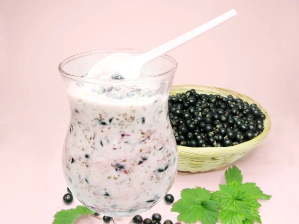 Fruit smoothie yogurt with currant — Stock Photo, Image