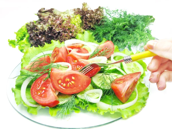 Salada de legumes com garfo na mão — Fotografia de Stock