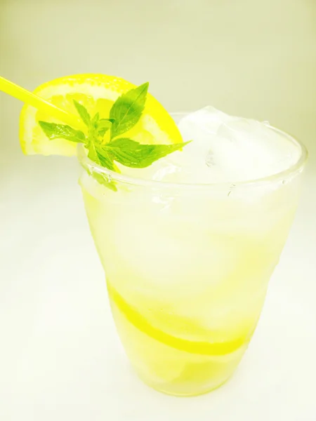 Желтый лимонад со льдом и лимоном — стоковое фото