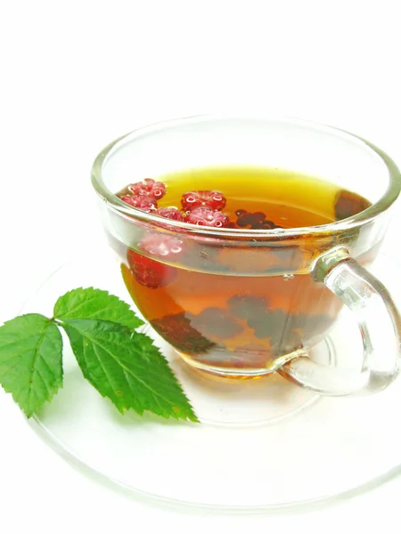 Фруктовый чай с малиной и ежевикой — стоковое фото