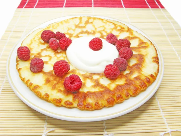 Pancake dengan krim asam dan raspberry — Stok Foto