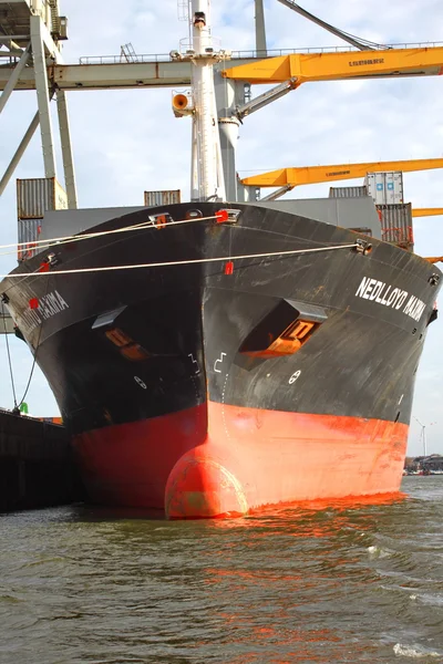 在汉堡的港口装卸的集装箱船 — 图库照片