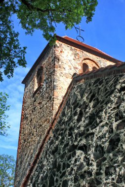 eski bir kilise ve çan kulesi