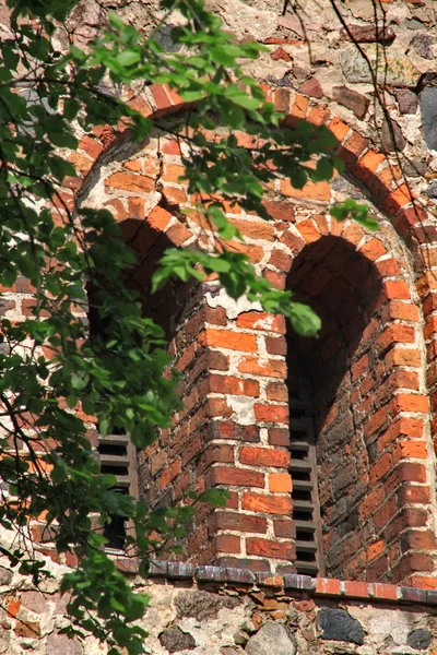 Ventanas de una iglesia antigua — Foto de Stock