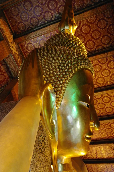 La statue dorée du Bouddha. — Photo