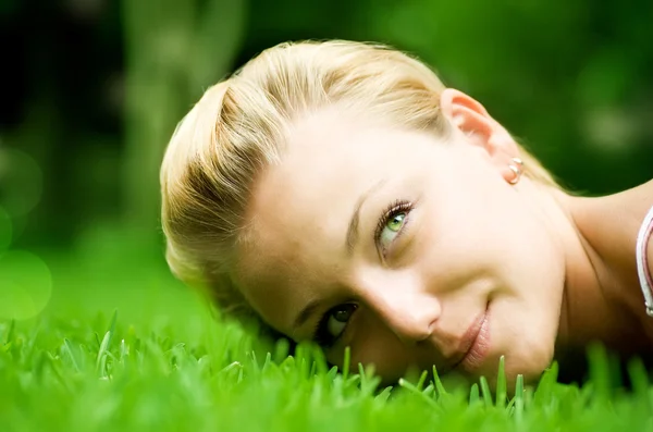 Beautiful Girl Lying On The Grass — Stock Photo, Image