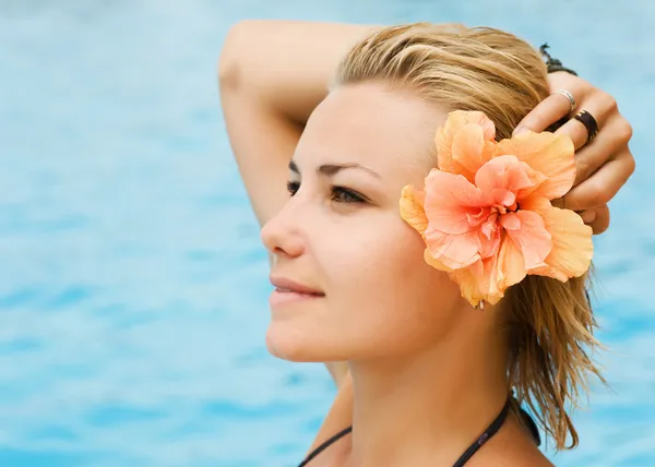 Красивая молодая женщина у бассейна. Концепция отпуска — стоковое фото