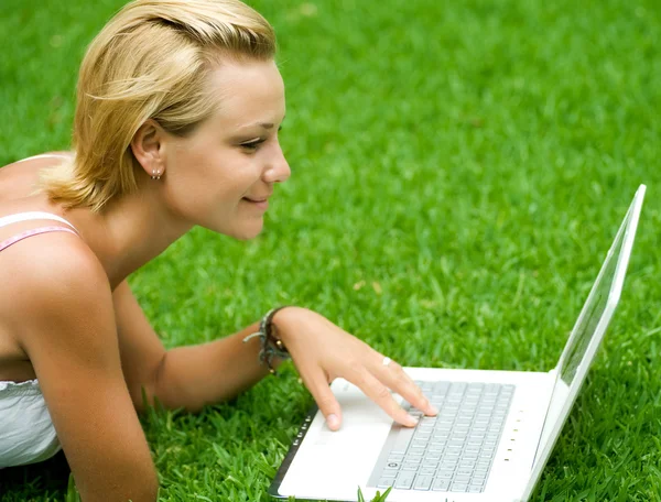 Hermosa chica con ordenador portátil al aire libre — Foto de Stock