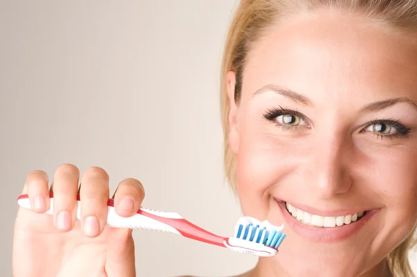 Ευτυχισμένη κοπέλα βουρτσίζετε τα δόντια της — Φωτογραφία Αρχείου