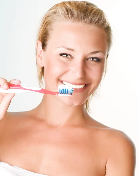 Szczęśliwa młoda kobieta szczotkowanie zębów — Zdjęcie stockowe
