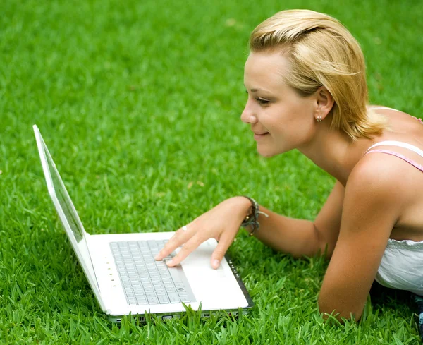 Menina bonita com laptop ao ar livre — Fotografia de Stock