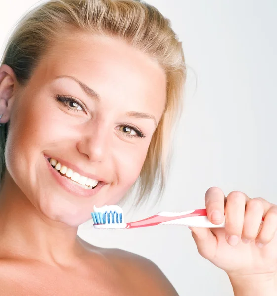 Glad ung kvinna borsta hennes tänder — Stockfoto