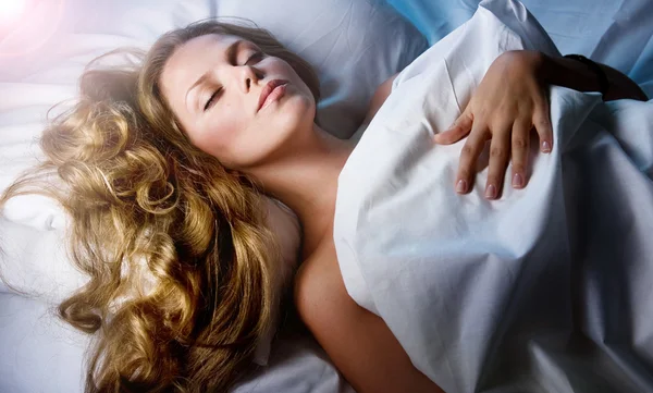 Vacker ung kvinna som sover i sin säng — Stockfoto