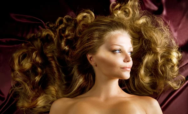 Menina de moda bonita com cabelo saudável encaracolado muito longo — Fotografia de Stock