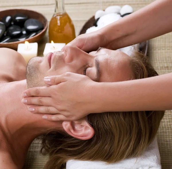 Spa. Homem jovem recebendo massagem facial — Fotografia de Stock