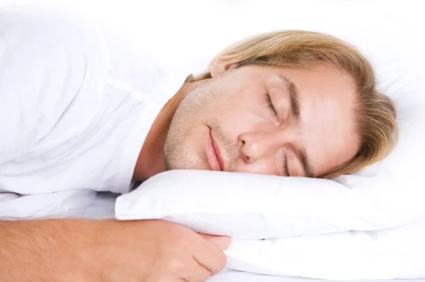 Mladý muž spí ve své posteli — Stock fotografie