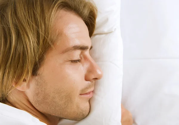 Joven durmiendo en su cama — Foto de Stock