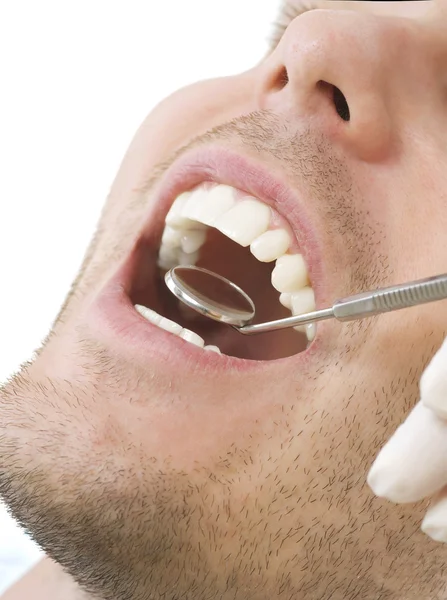 Изучение зубов пациента . — стоковое фото