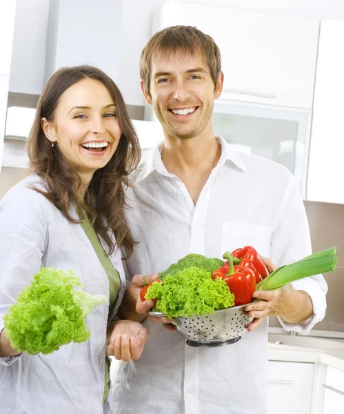Νεαρό ζευγάρι μαγείρεμα υγιή food.diet.kitchen — Φωτογραφία Αρχείου