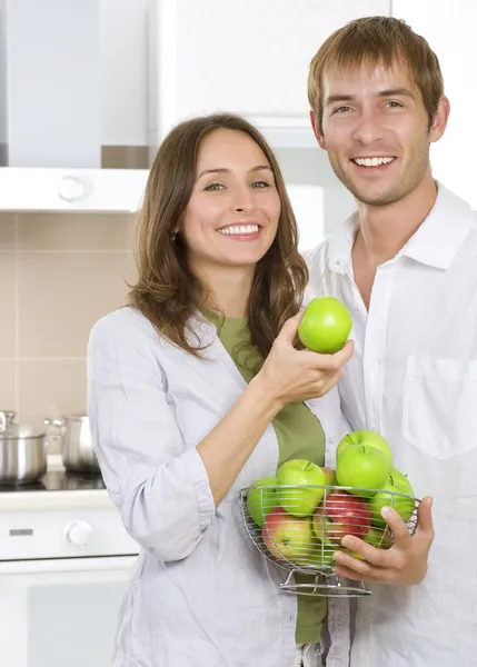 Casal comendo frutas frescas. Alimentos saudáveis. Diet.Kitchen — Fotografia de Stock