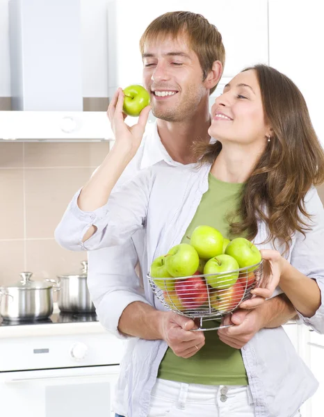 Hermosa pareja dulce comer frutas frescas.Alimentos saludables.Dieta —  Fotos de Stock