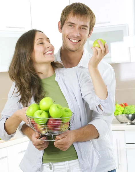Casal comendo frutas frescas. Alimentos saudáveis. Diet.Kitchen — Fotografia de Stock