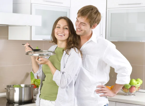 Joven feliz pareja cocinar juntos en casa cocina —  Fotos de Stock