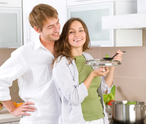 年轻快乐的夫妻在一起在家做饭的厨房 — 图库照片