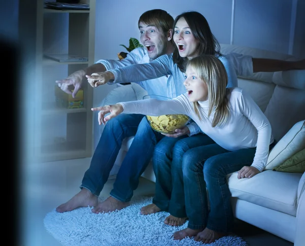 Famiglia guardando la TV .True Emozioni — Foto Stock