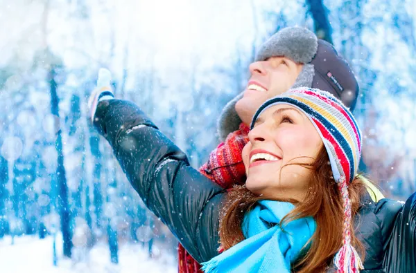 Joyeux jeune couple dans Winter Park s'amuser.En famille En plein air — Photo