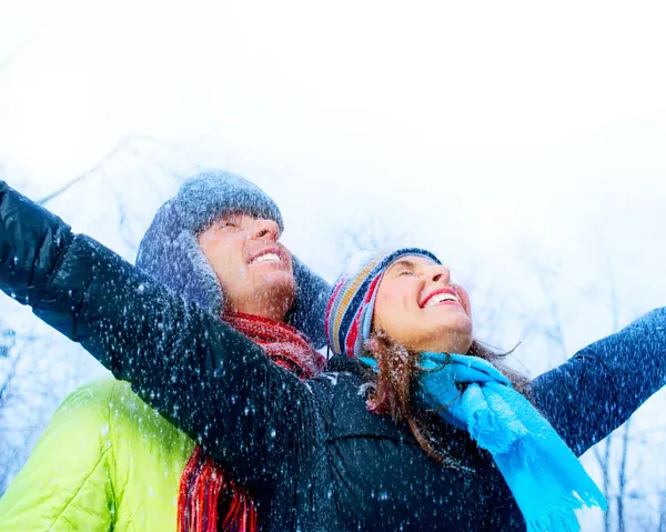 Gelukkige jonge paar in winter park met fun.family buiten — Stockfoto