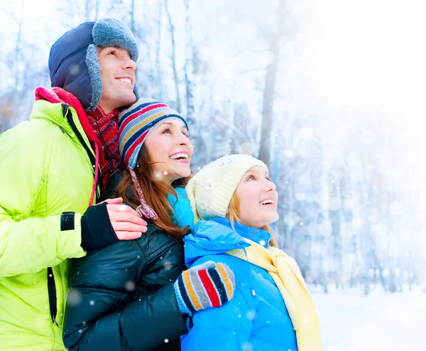 Lycklig familj utomhus. Snow.Winter semester — Stockfoto