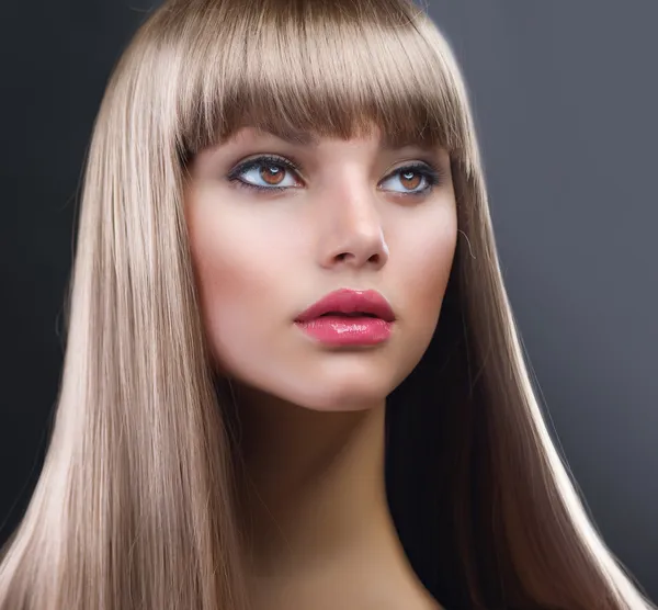 Blond flicka. vacker makeup och friskt hår — Stockfoto