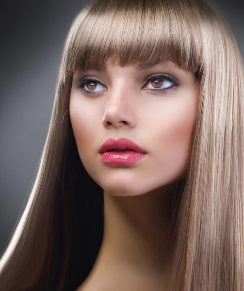 Chica rubia de moda. Hermoso maquillaje y cabello saludable —  Fotos de Stock