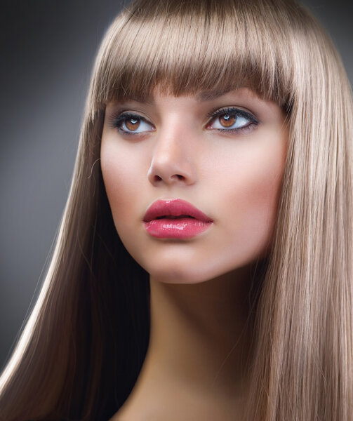 Fashion Blond Girl. Beautiful Makeup and Healthy Hair