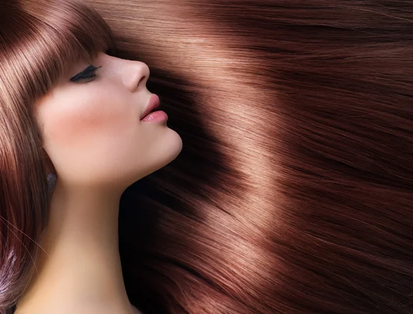 Hermosa mujer con cabello largo saludable — Foto de Stock