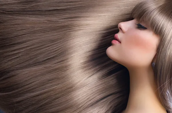 Cabelo loiro. Mulher bonita com cabelo longo reto saudável — Fotografia de Stock