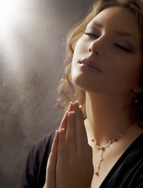 Mujer rezando. Estilo retro. Enfoque suave — Foto de Stock