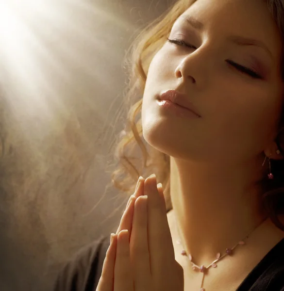 Modlí žena — Stock fotografie