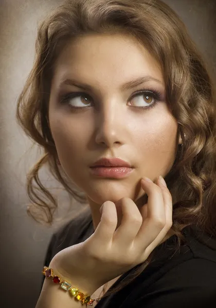 Retrato de beleza com pele perfeita e cabelo encaracolado saudável — Fotografia de Stock