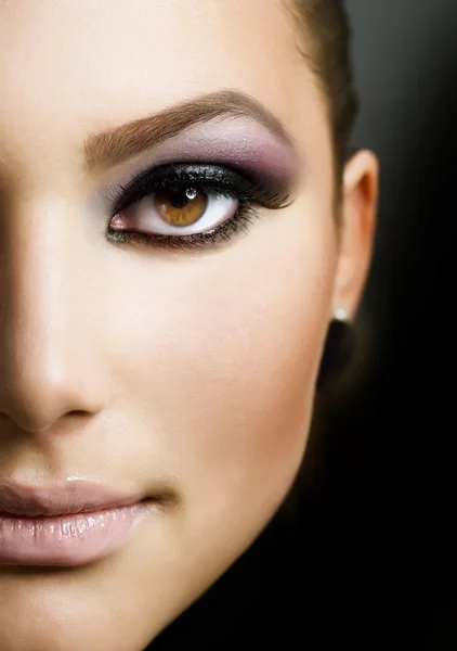 Vacker kvinna ansikte. perfekt makeup — Stockfoto