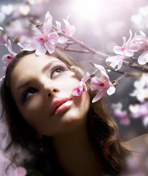 Menina bonita com flores — Fotografia de Stock