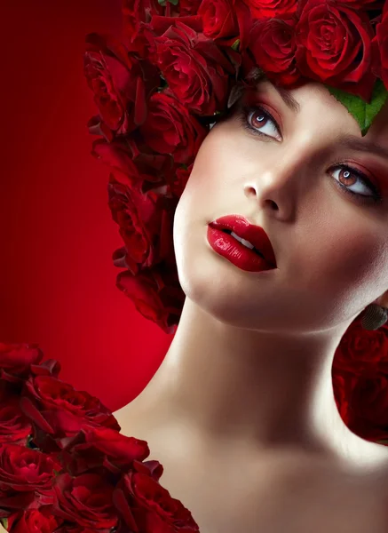 Módní model portrét s červenou růží — Stock fotografie