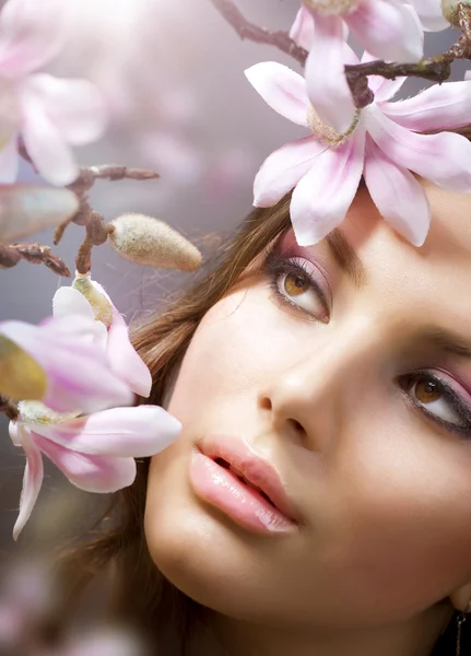 Krásné dívčí tvář s květinami — Stock fotografie