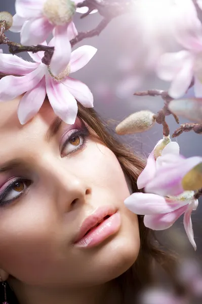 Krásné dívčí tvář s květinami — Stock fotografie