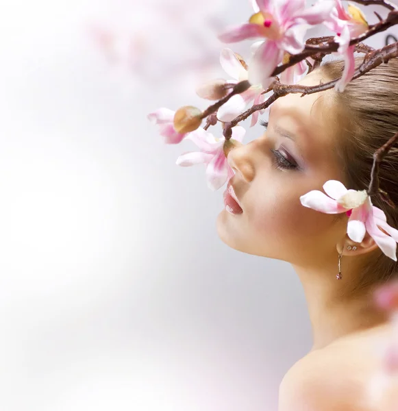 Krásný jarní dívka s květinami — Stock fotografie
