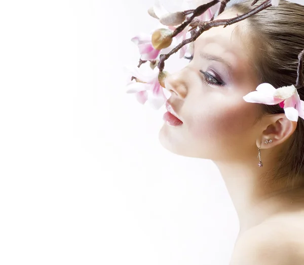 Красивая девушка с весенними цветами — стоковое фото